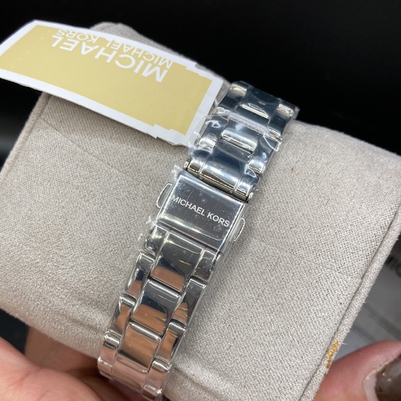 SHIPS TODAY 🎁💕 Holiday SALE⚡️Michael Kors Mother of Pearl Silver Watch - Picture 4 of 6